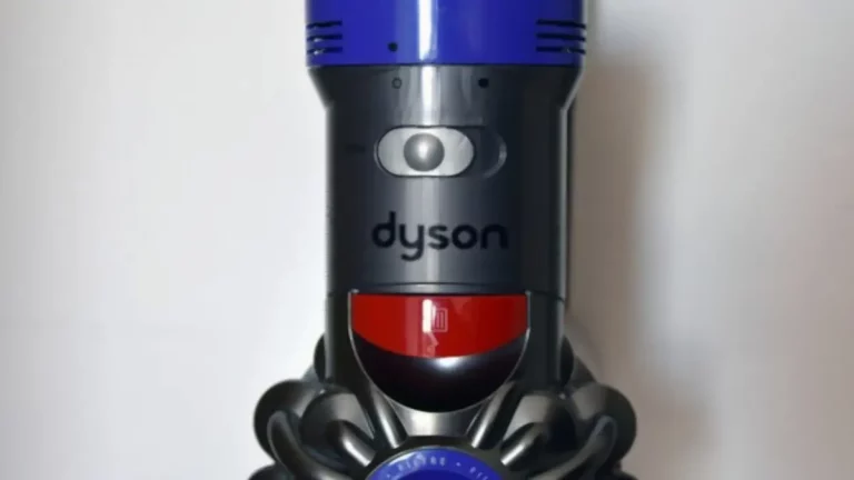 Como corrigir Dyson V6 piscando uma luz vermelha?