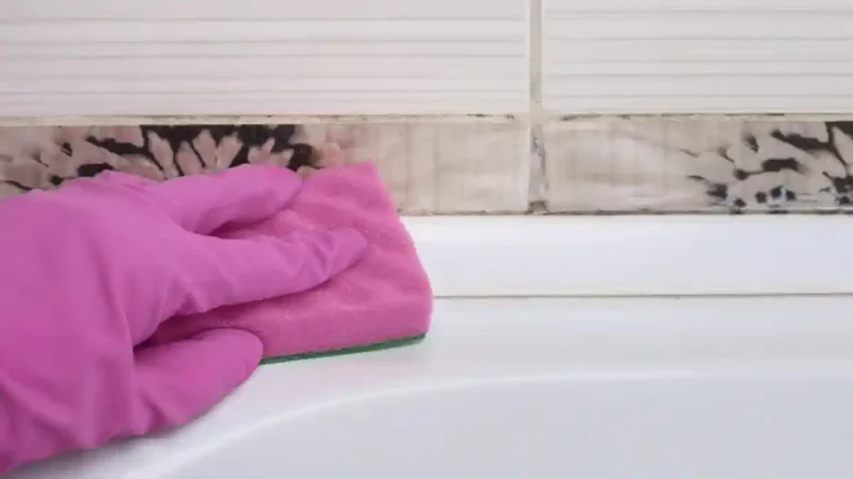 4 manieren om oude badkamerkit te verwijderen
