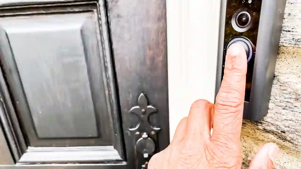 человек пытается использовать кольцевые динамики дверного звонка